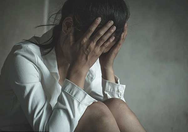 Người vợ đang mơ màng bỗng thấy cơ thể đau đớn, lúc tỉnh dậy là cảnh tượng kinh khủng chưa từng thấy, gã chồng thản nhiên đứng nhìn-1