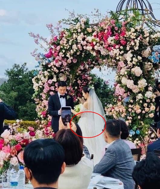 Son Ye Jin lộ bụng lùm lùm khi mặc váy cưới?-1