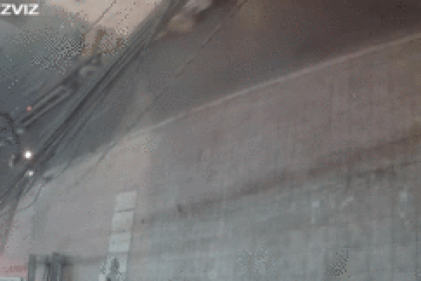 Tài xế ngủ gật, xe container mất lái cày nát dải phân cách, lật ngửa bụng giữa đường cao tốc-1