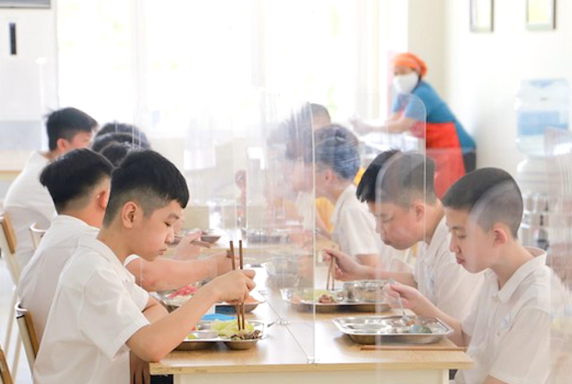 Học sinh từ lớp 7 - 12 ở Hà Nội được ăn bán trú khi đi học trực tiếp-1