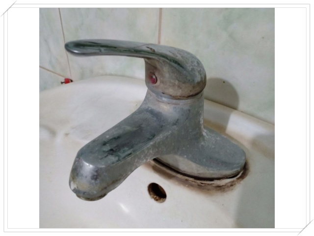 Vòi nước có quá nhiều vết bẩn, dùng giẻ lau cũng vô ích! Hướng dẫn bạn sử dụng một mẩu giấy vệ sinh là vòi sáng như gương-1