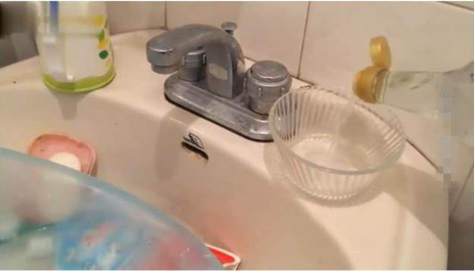 Vòi nước có quá nhiều vết bẩn, dùng giẻ lau cũng vô ích! Hướng dẫn bạn sử dụng một mẩu giấy vệ sinh là vòi sáng như gương-2