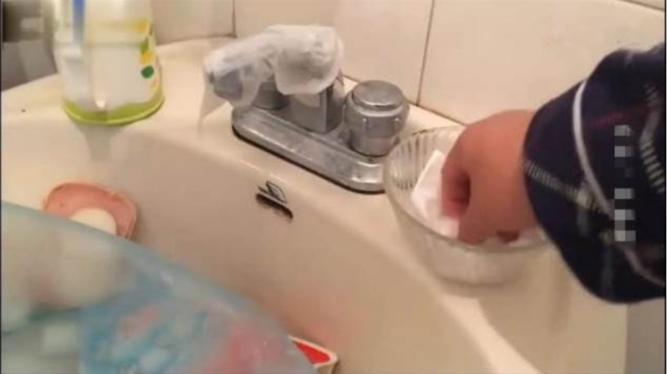 Vòi nước có quá nhiều vết bẩn, dùng giẻ lau cũng vô ích! Hướng dẫn bạn sử dụng một mẩu giấy vệ sinh là vòi sáng như gương-3