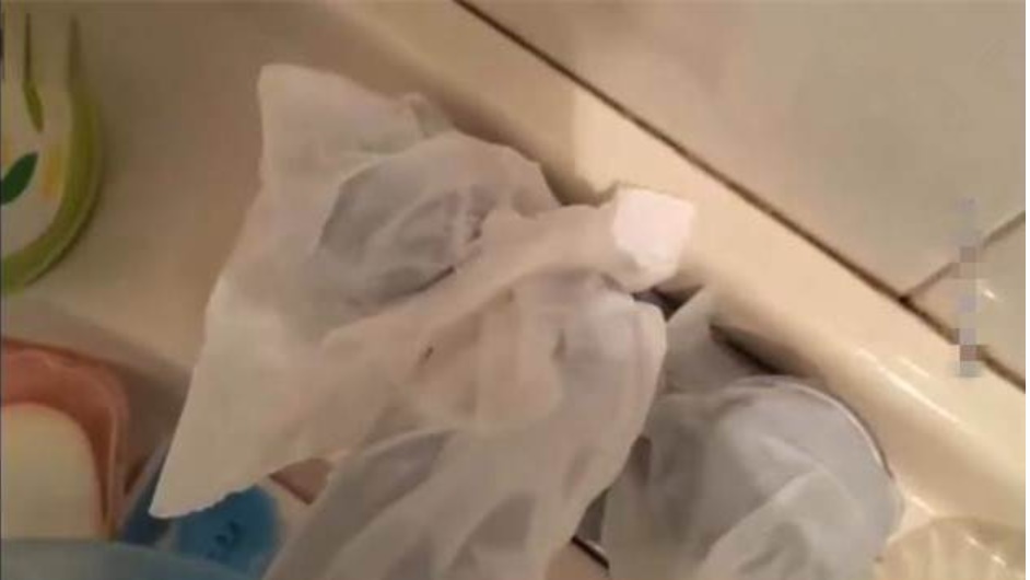 Vòi nước có quá nhiều vết bẩn, dùng giẻ lau cũng vô ích! Hướng dẫn bạn sử dụng một mẩu giấy vệ sinh là vòi sáng như gương-4