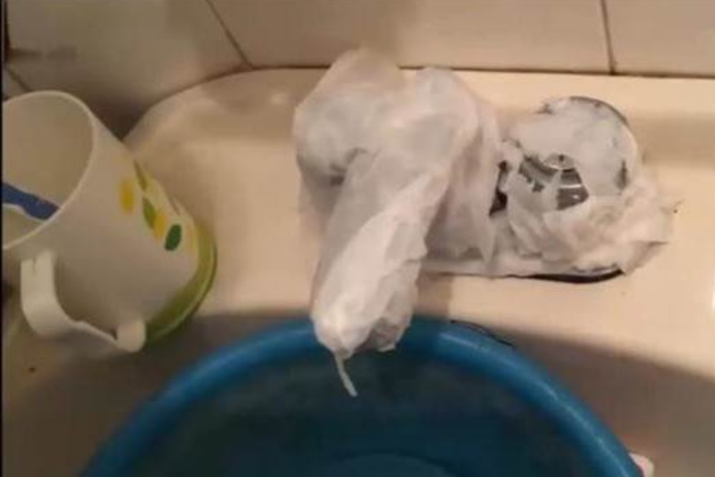 Vòi nước có quá nhiều vết bẩn, dùng giẻ lau cũng vô ích! Hướng dẫn bạn sử dụng một mẩu giấy vệ sinh là vòi sáng như gương-5