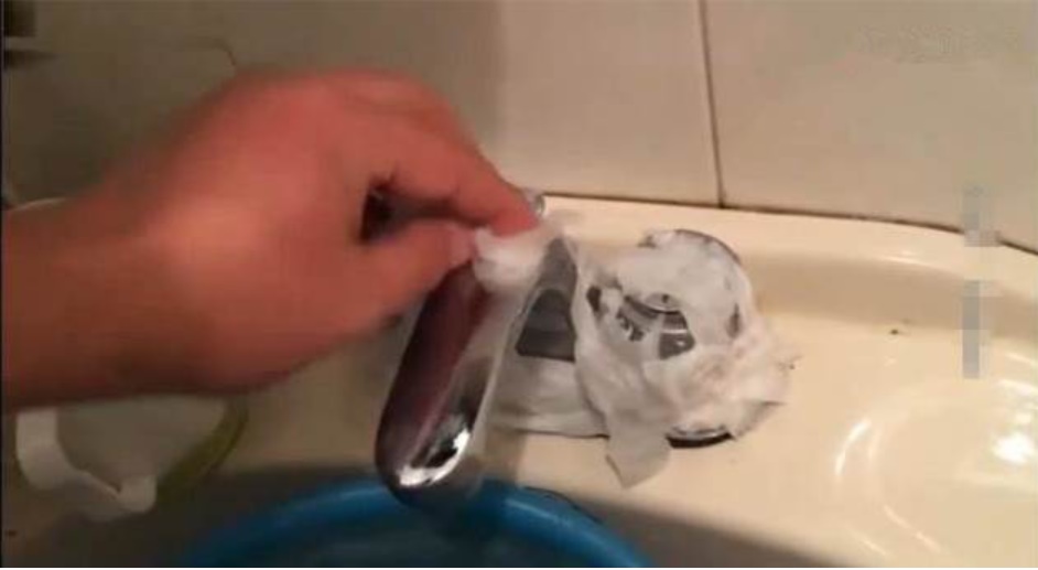 Vòi nước có quá nhiều vết bẩn, dùng giẻ lau cũng vô ích! Hướng dẫn bạn sử dụng một mẩu giấy vệ sinh là vòi sáng như gương-6