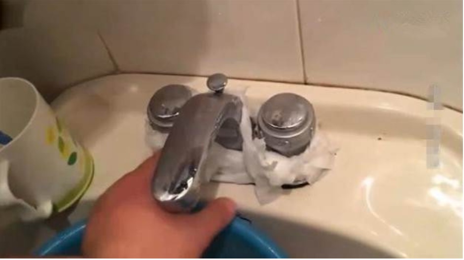 Vòi nước có quá nhiều vết bẩn, dùng giẻ lau cũng vô ích! Hướng dẫn bạn sử dụng một mẩu giấy vệ sinh là vòi sáng như gương-7