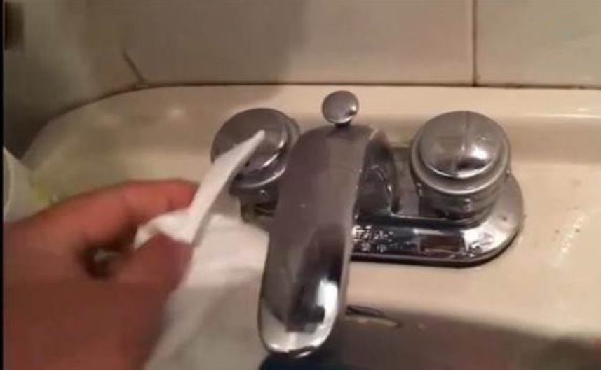 Vòi nước có quá nhiều vết bẩn, dùng giẻ lau cũng vô ích! Hướng dẫn bạn sử dụng một mẩu giấy vệ sinh là vòi sáng như gương-8