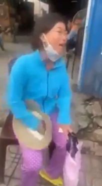 Bị kẻ xấu cướp mất 200 tờ vé số, người phụ nữ khuyết tật khóc tức tưởi vì tủi thân: Sao khổ dữ vậy trời-1