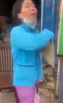 Bị kẻ xấu cướp mất 200 tờ vé số, người phụ nữ khuyết tật khóc tức tưởi vì tủi thân: Sao khổ dữ vậy trời-2