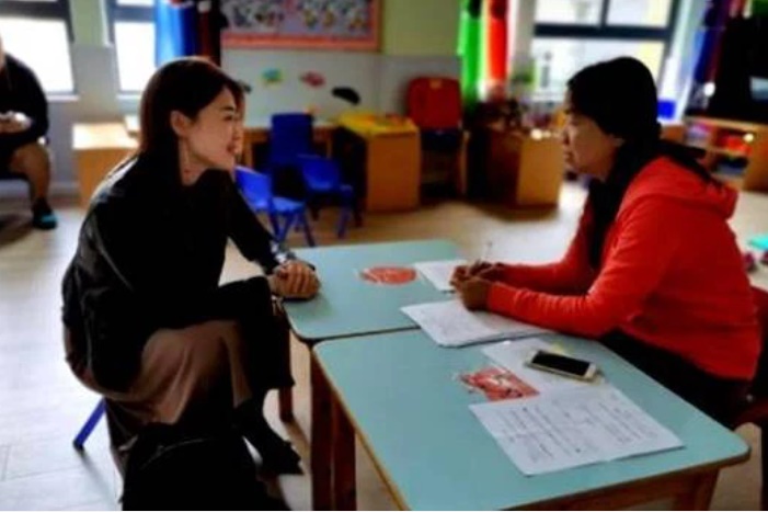 Đang tán gẫu với bạn thì gửi nhầm tin vào nhóm lớp của con, bà mẹ thu hồi không kịp, Hiệu trưởng đọc xong bảo: Chị nên cho cháu nghỉ học!-1