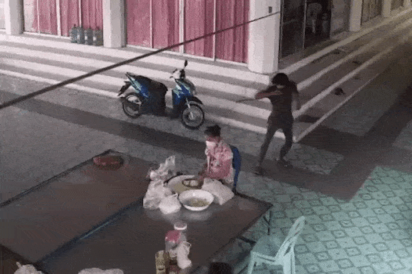 Khoảnh khắc kinh hoàng: Gã sát nhân vung dao định giết hại người phụ nữ rồi thay đổi ý định trong phút chốc nhờ một chi tiết không ai ngờ-1