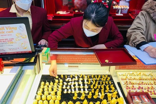 Giá vàng hôm nay 1/4: Cất giữ an toàn, vàng tiếp tục tăng giá