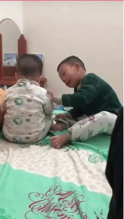 Bị dọa sẽ bán em đi, anh trai 3 tuổi khóc lóc thảm thiết, năn nỉ Em ơi có muốn ở với anh nữa không và cái kết cười ra nước mắt-1