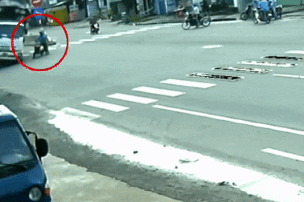 Sang đường ẩu, hai người đi xe máy đẩy tài xế ô tô tải vào tình thế vô cùng nguy hiểm