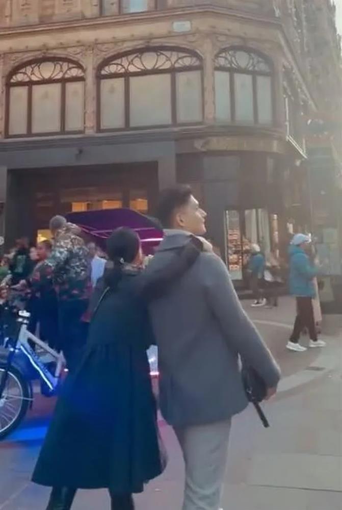 Hà Hồ và Lệ Quyên thi đua thả rông, phơi điểm nhạy cảm giữa đường phố Anh-3