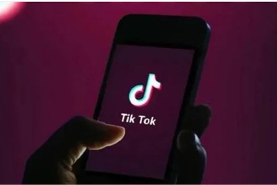 Bé gái lớp 1 nghiện TikTok khiến gia đình phải đưa đi khám... tâm thần