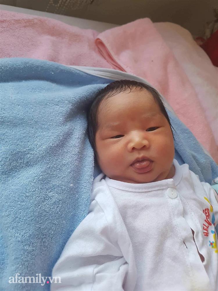 Vừa sinh xong, mẹ bỉm khóc như mưa vì sợ bị nhầm con do bé quá xấu, 4 năm sau diện mạo cô bé thay đổi ngỡ ngàng-1