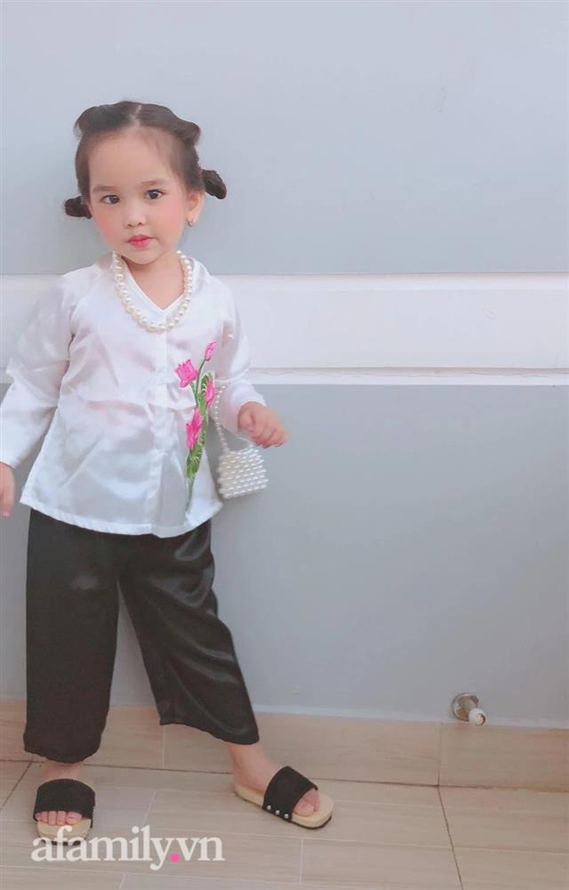 Vừa sinh xong, mẹ bỉm khóc như mưa vì sợ bị nhầm con do bé quá xấu, 4 năm sau diện mạo cô bé thay đổi ngỡ ngàng-6