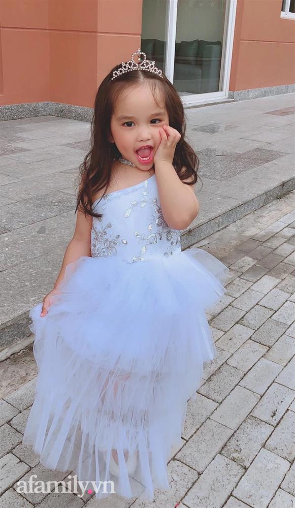 Vừa sinh xong, mẹ bỉm khóc như mưa vì sợ bị nhầm con do bé quá xấu, 4 năm sau diện mạo cô bé thay đổi ngỡ ngàng-8