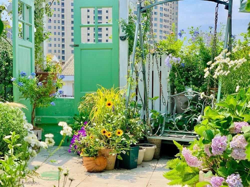 Mẹ đảm khéo biến sân thượng thành khu vườn bốn mùa khiến hàng xóm sang chơi khen không ngớt lời-4