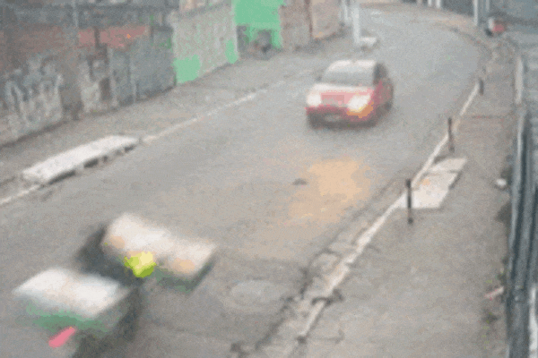 Clip: Sốc cảnh nữ tài xế tông ô tô dựng thẳng đứng ở cột biển báo-1