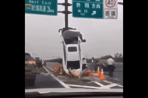 Clip: Lấn làn khi vào cua, ô tô húc người đi xe máy bay lên vỉa hè-1