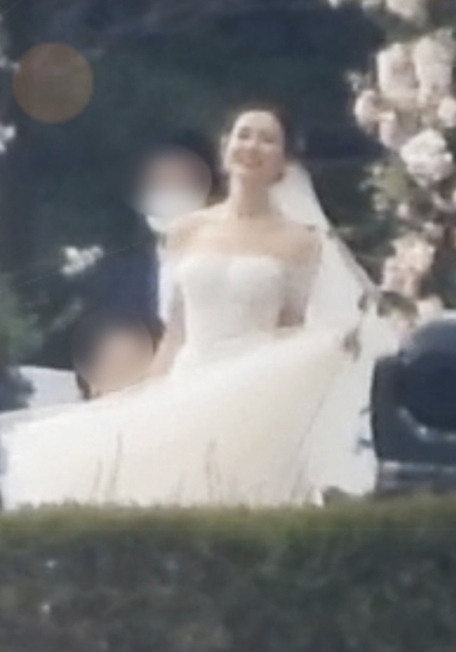 Phát hiện Son Ye Jin mặt mày hớn hở, cầm váy cưới lên nhảy múa khi lấy được chồng-1