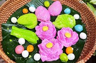 Chợ Tết Hàn thực: Bánh trôi hoa sen, hàng lạ sốt xình xịch