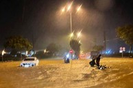 Mưa trắng trời, đường phố Đà Nẵng biến thành sông, nhiều phương tiện chết máy trong đêm