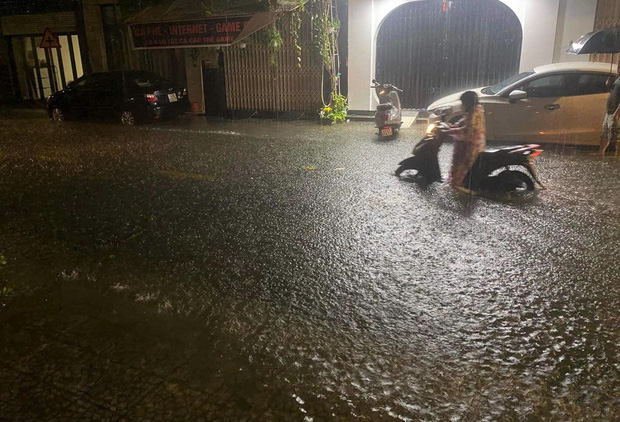 Mưa trắng trời, đường phố Đà Nẵng biến thành sông, nhiều phương tiện chết máy trong đêm-4