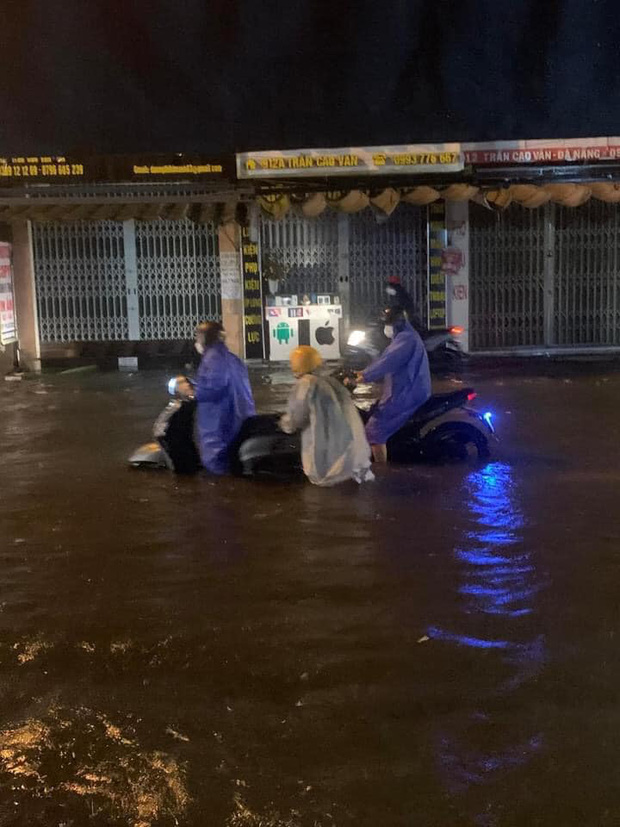 Mưa trắng trời, đường phố Đà Nẵng biến thành sông, nhiều phương tiện chết máy trong đêm-8