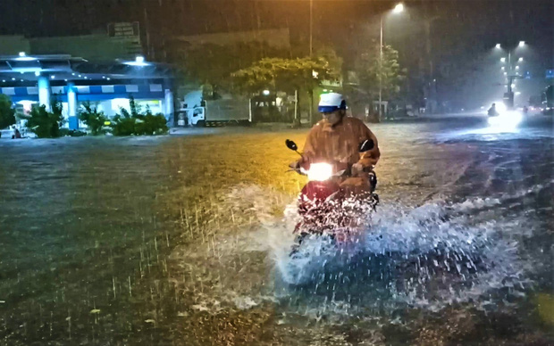 Mưa trắng trời, đường phố Đà Nẵng biến thành sông, nhiều phương tiện chết máy trong đêm-5