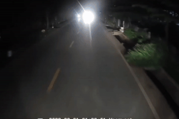 Ô tô 5 chỗ lấn làn đâm trực diện xe đầu kéo, hiện trường vỡ nát đầy kinh hãi