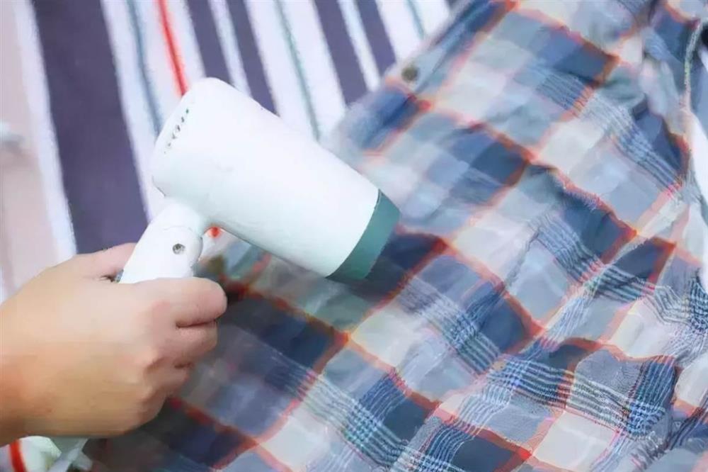 Quần áo gấp nếp trông thật xấu xí! Hướng dẫn bạn mẹo làm phẳng quần áo nhăn nhúm mà không&nbsp;cần bàn ủi, rất đơn giản và tiện lợi-3