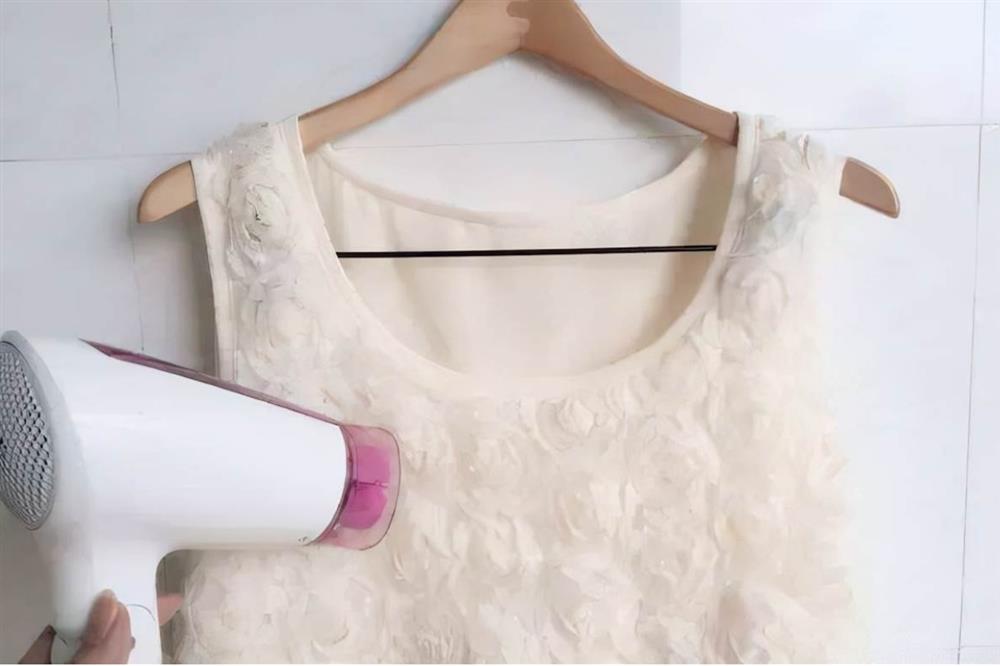 Quần áo gấp nếp trông thật xấu xí! Hướng dẫn bạn mẹo làm phẳng quần áo nhăn nhúm mà không&nbsp;cần bàn ủi, rất đơn giản và tiện lợi-4