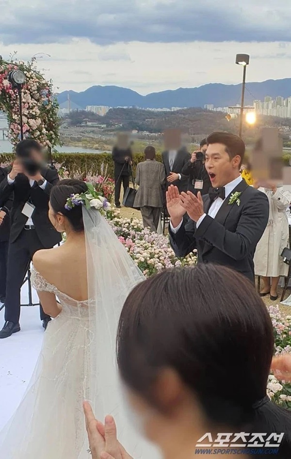 Đến giờ mới lộ clip cận cảnh Hyun Bin và Son Ye Jin bước vào lễ đường: Thấy được biểu cảm thật của cô dâu chú rể-1