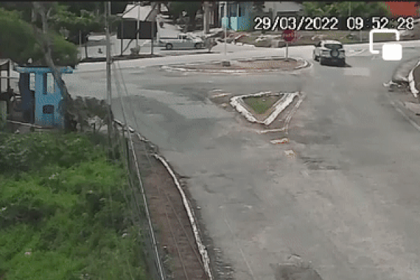 Clip: Lao như bay sang đường ngược chiều, ô tô húc văng 3 xe máy-1