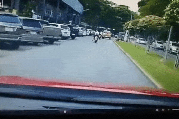 Clip: Lao như bay sang đường ngược chiều, ô tô húc văng 3 xe máy