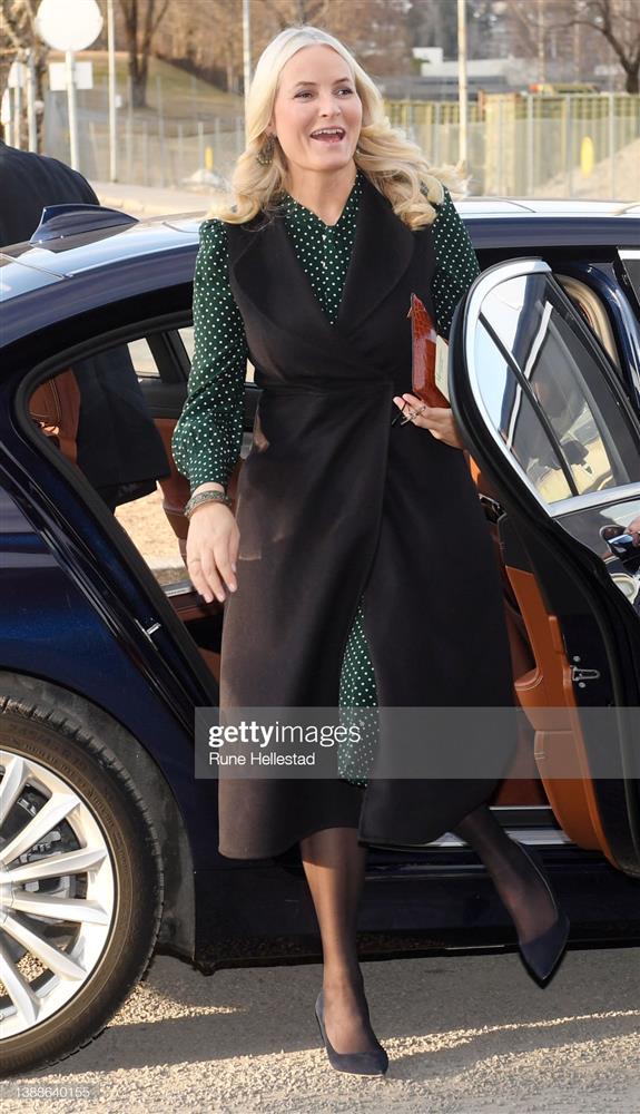 Đụng hàng Công nương Lọ Lem”, Kate Middleton lép vế hay sẽ tỏa sáng như nữ hoàng?-7