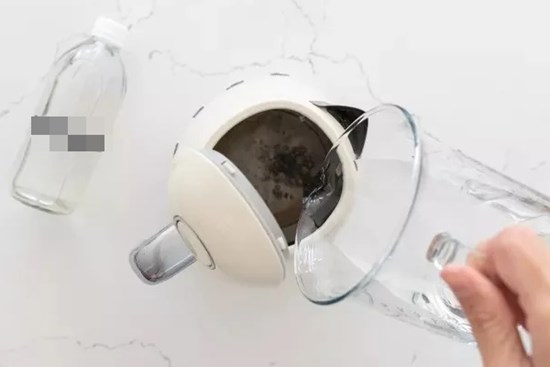 Ấm nước dùng lâu ngày bám đầy cặn vôi dưới đáy: Đổ thứ nước này vào đun sôi một lần là sạch