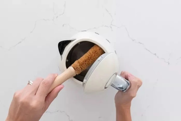 Ấm nước dùng lâu ngày bám đầy cặn vôi dưới đáy: Đổ thứ nước này vào đun sôi một lần là sạch-2