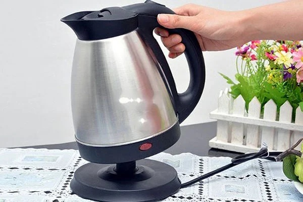 Ấm nước dùng lâu ngày bám đầy cặn vôi dưới đáy: Đổ thứ nước này vào đun sôi một lần là sạch-3