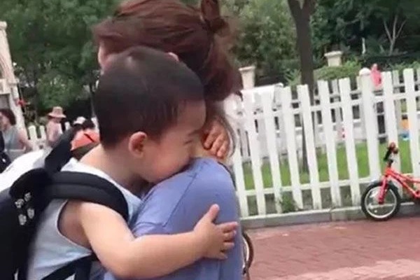 Lúc nào cũng đón con muộn nhất lớp, mẹ hối hận khi nghe lời thủ thỉ từ bé: Trẻ được đón sớm và muộn, tương lai cũng sẽ khác biệt-1