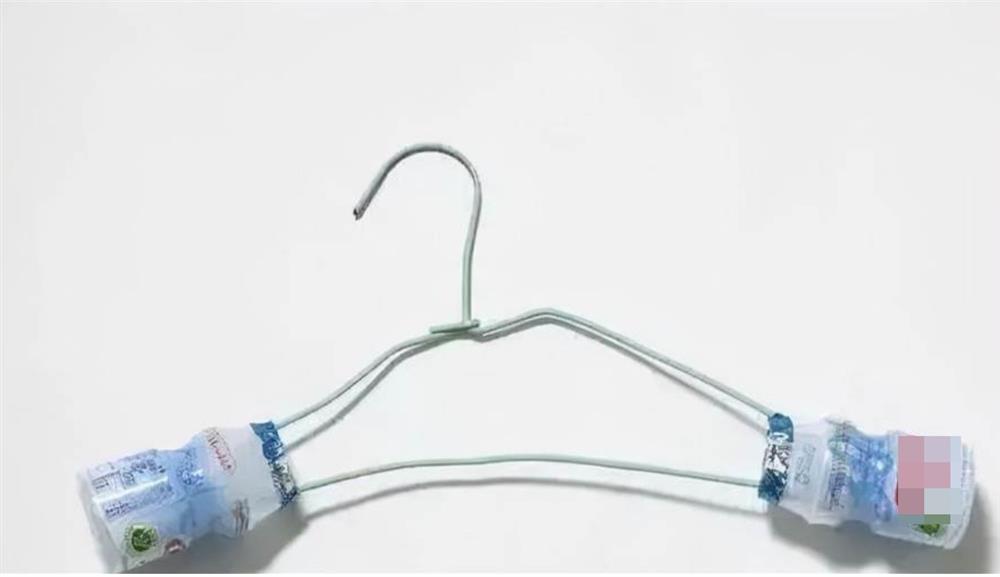 Nhà không có sân phơi lại gặp trời mưa gió, chỉ cần lấy chai nhựa ra, làm theo cách này là quần áo khô cong-2