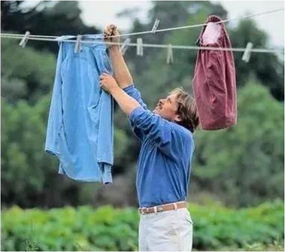 Nhà không có sân phơi lại gặp trời mưa gió, chỉ cần lấy chai nhựa ra, làm theo cách này là quần áo khô cong-1