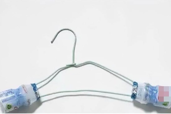 Nhà không có sân phơi lại gặp trời mưa gió, chỉ cần lấy chai nhựa ra, làm theo cách này là quần áo khô cong