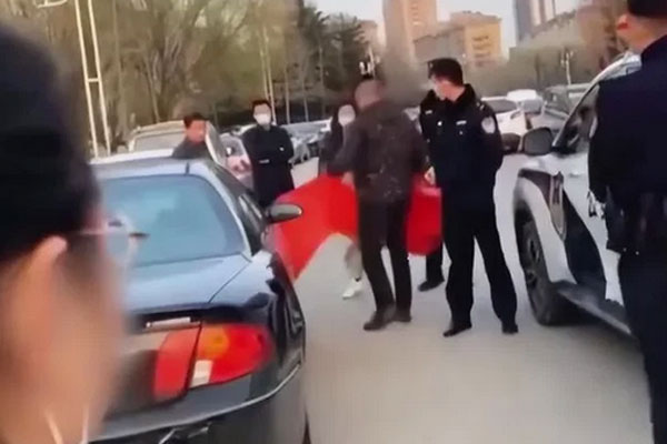 Tiểu tam liều mạng tìm đến tận nhà, hội chị em thân lao vào đánh ghen hộ chính thất-2