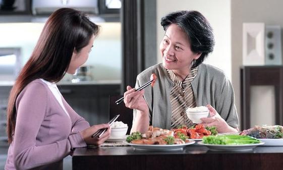 Mẹ chồng đến đưa tiền mừng cưới cho tôi, sau bữa cơm bà làm một điều khiến tôi lập tức trả lại số tiền đó-2