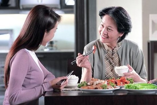 Mẹ chồng đến đưa tiền mừng cưới cho tôi, sau bữa cơm bà làm một điều khiến tôi lập tức trả lại số tiền đó